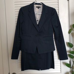 Ann Taylor navy lightweight suit skirt. Size 4 skirt